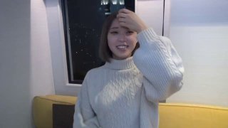 深喉射精在乳房上:学生狂野的性爱体验